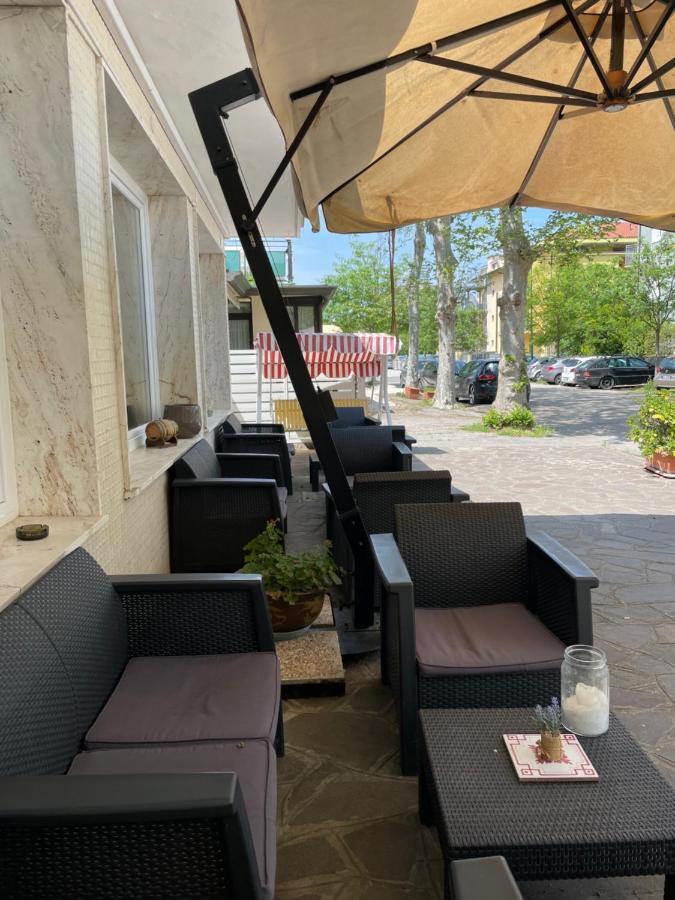 Hotel Aloha Чезенатико Екстериор снимка
