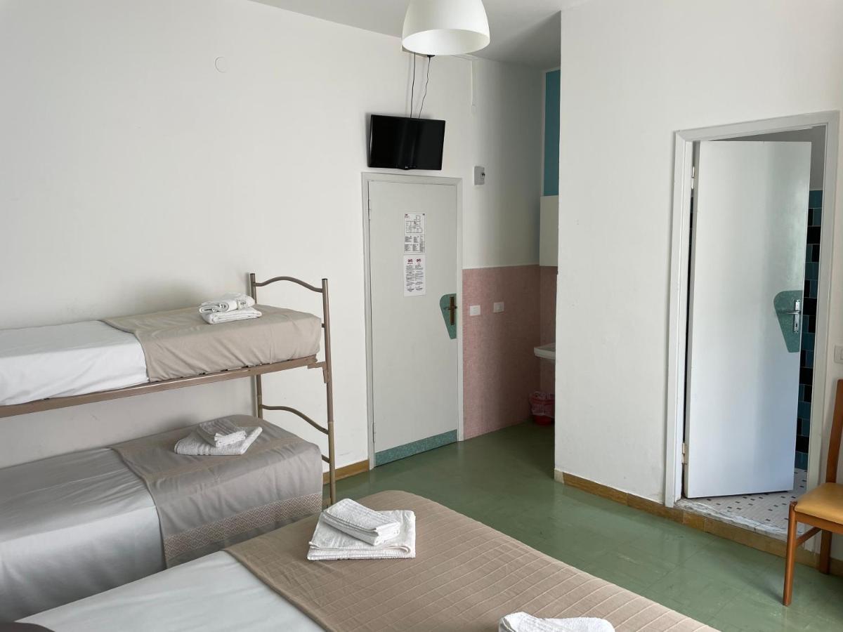 Hotel Aloha Чезенатико Екстериор снимка