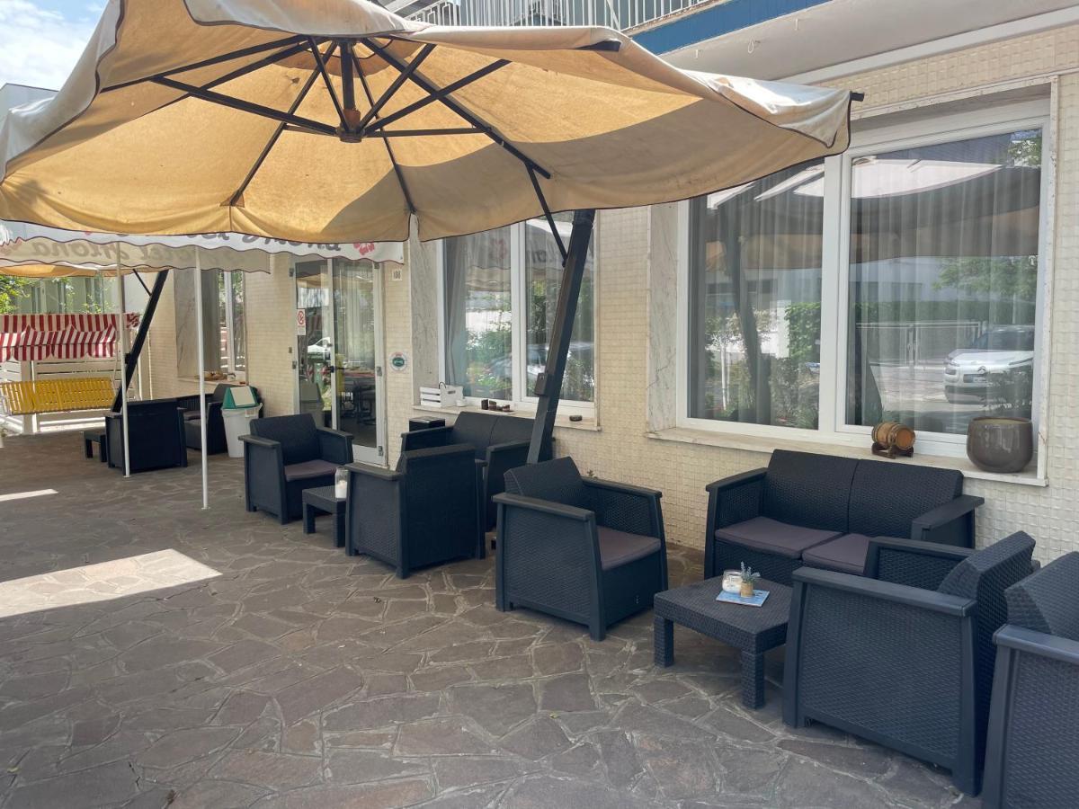 Hotel Aloha Чезенатико Екстериор снимка