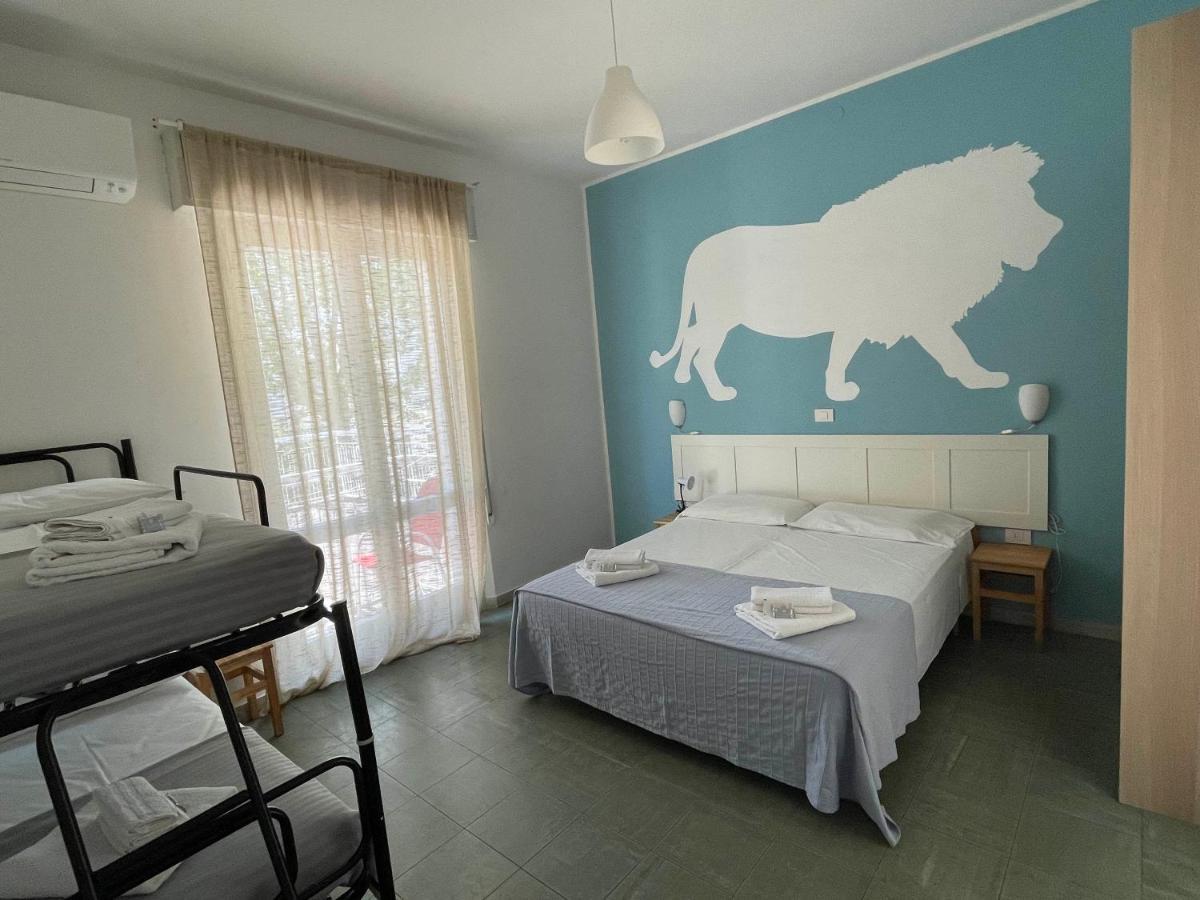 Hotel Aloha Чезенатико Екстериор снимка