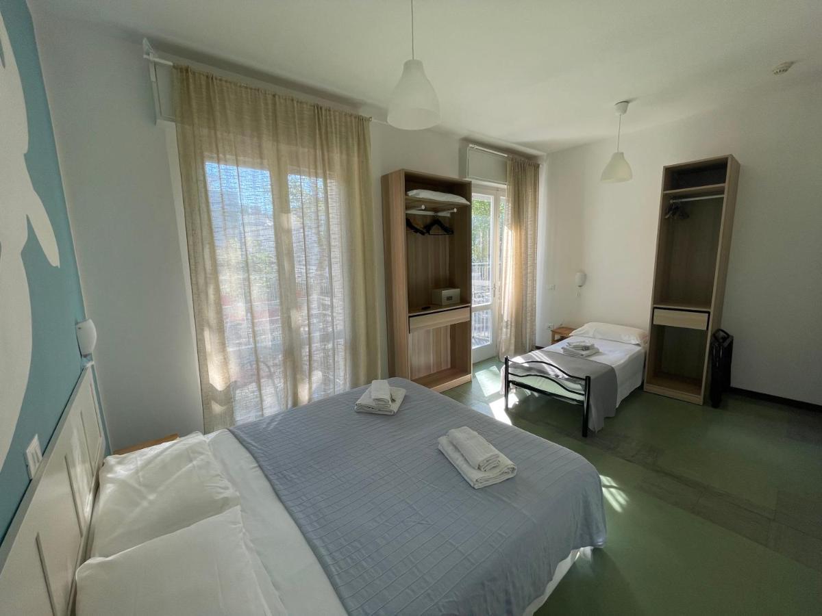 Hotel Aloha Чезенатико Екстериор снимка