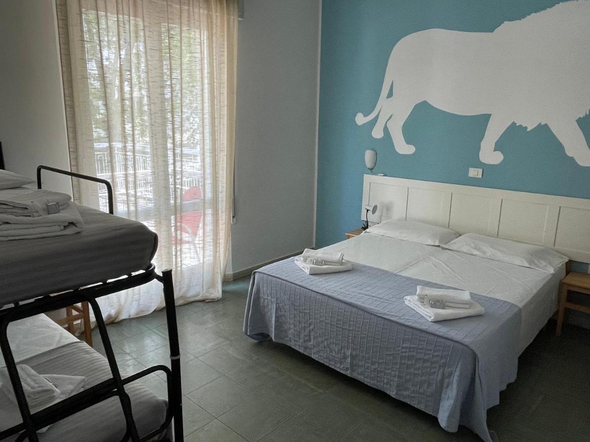 Hotel Aloha Чезенатико Екстериор снимка