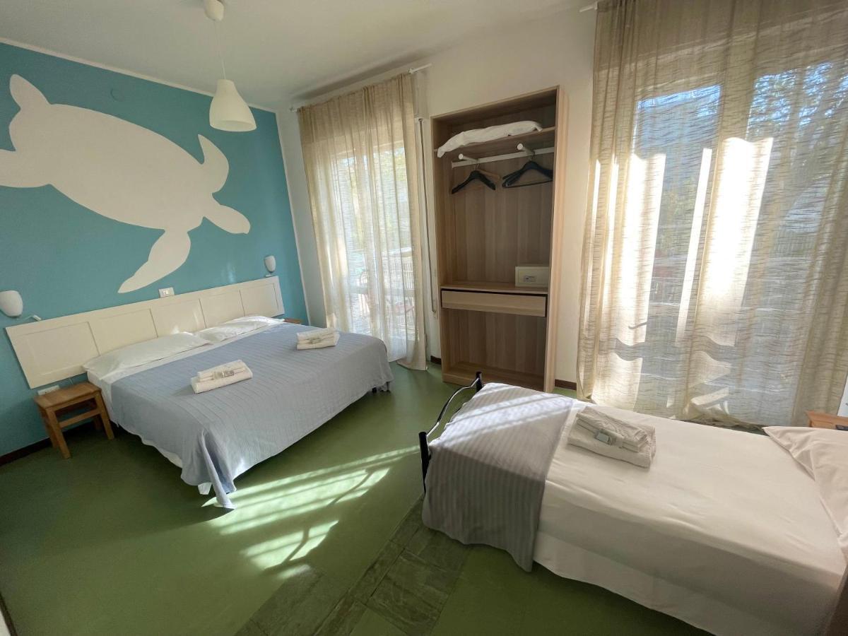 Hotel Aloha Чезенатико Екстериор снимка