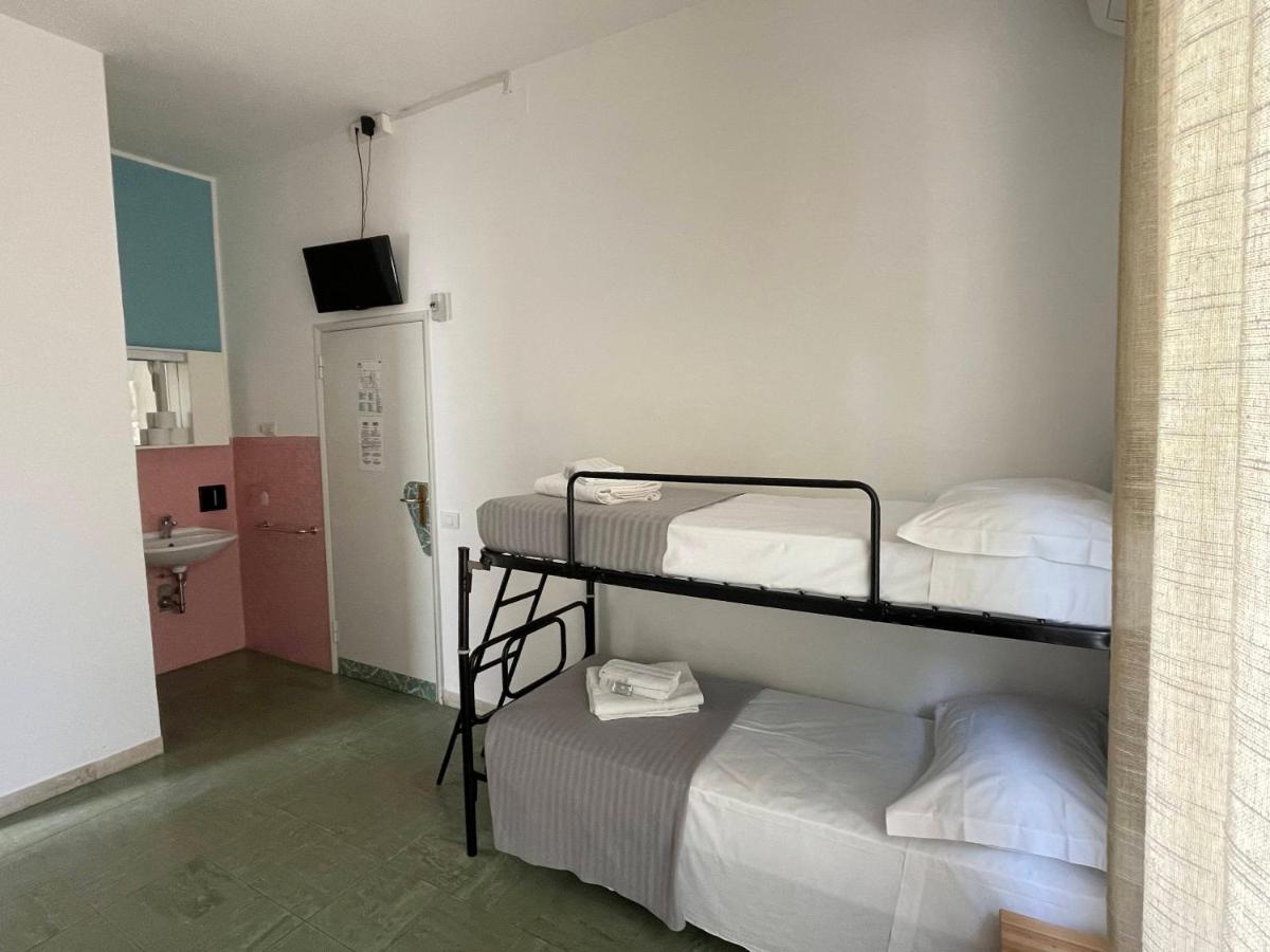 Hotel Aloha Чезенатико Екстериор снимка